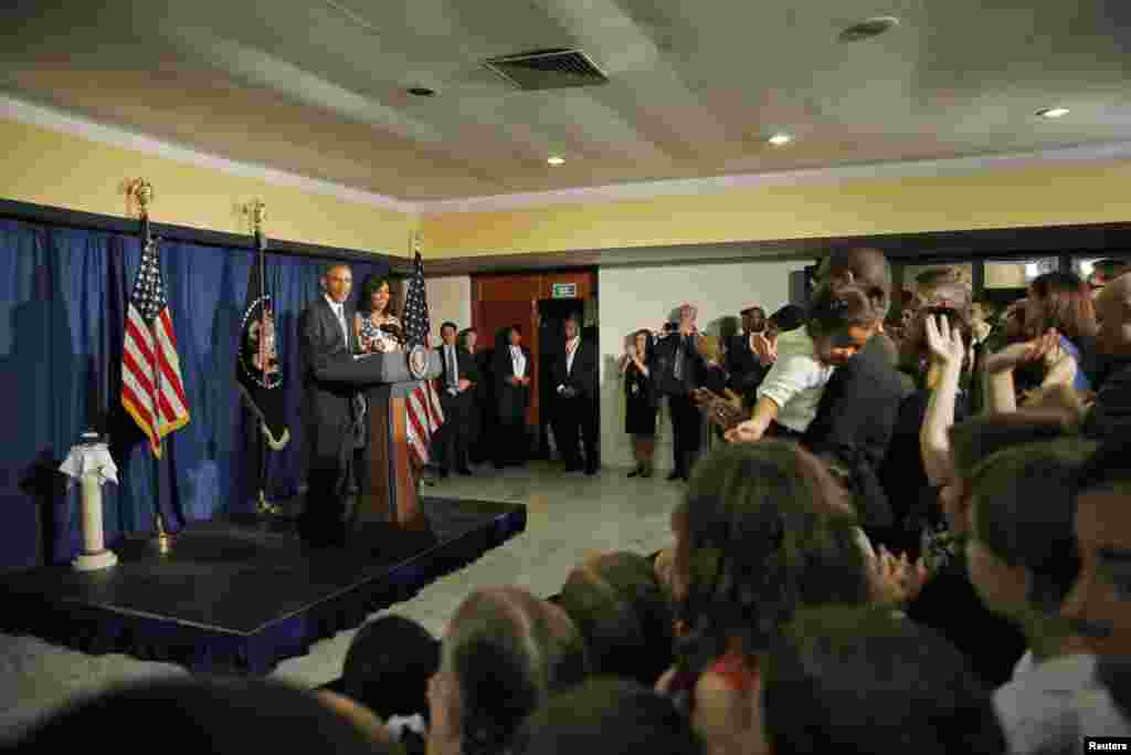 Presiden AS Barack Obama dan istrinya Michelle dalam konferensi pers di Havana, Kuba (20/3). (Reuters/Carlos Barria)
