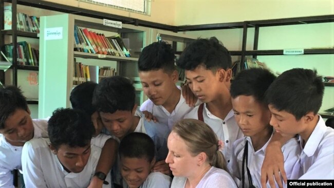 Tình nguyện viên Tổ chức Hòa bình ở Miến Điện.