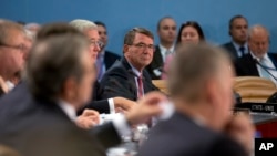 Ештон Картер на засіданні міністрів оборони країн НАТО 8 жовтня.