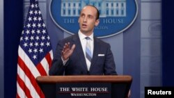 Stephen Miller discusses, principal asesor de inmigración en la Casa Blanca estaría tratando de volver a las duras políticas que Donald Trump usó en la campaña electoral.