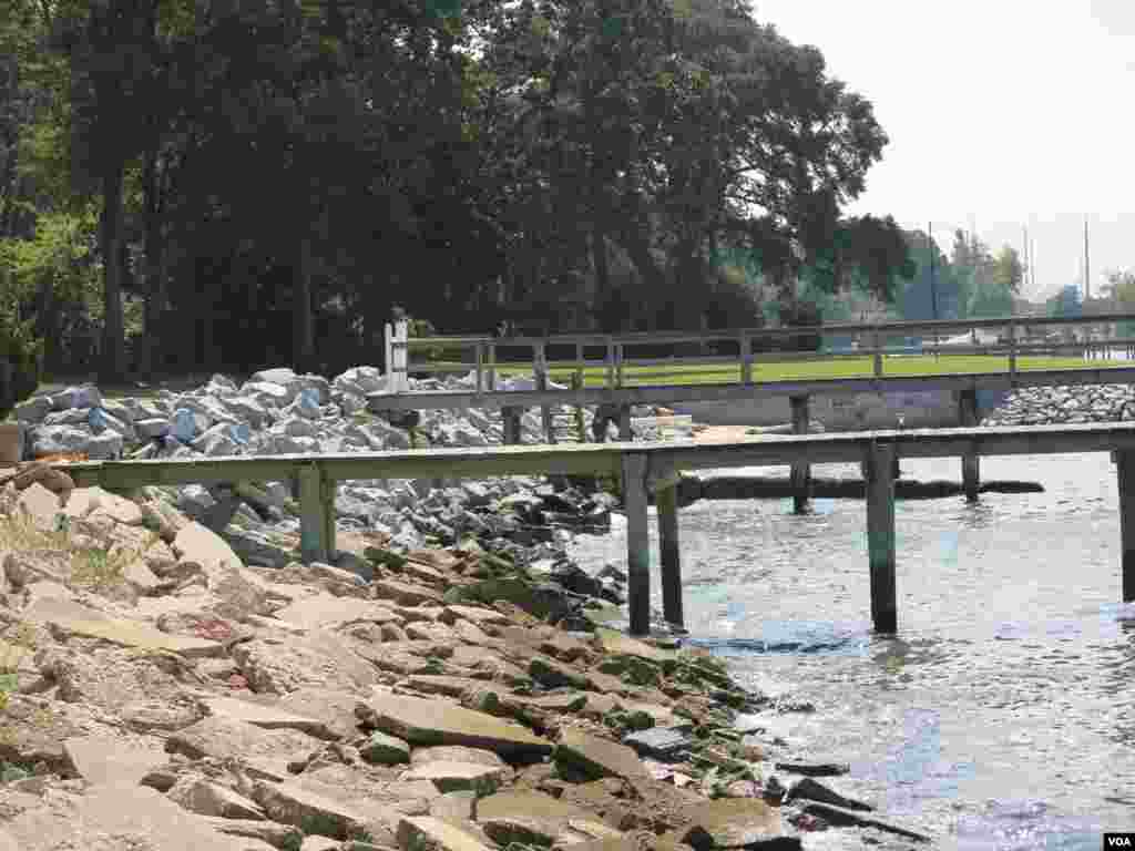 Nasipi brane ulice Norfolka od oceanskih voda. (Rosanne Skirble/VOA) 