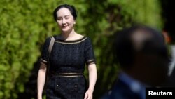 La directora financiera de Huawei, Meng Wanzhou, sale de su casa en Vancouver, Canadá, hacia la Corte Suprema el 27 de mayo de 2020.