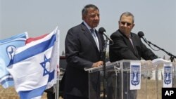美國國防部長帕內塔(左)與以色列國防部長巴拉克(右)舉行聯合記者會