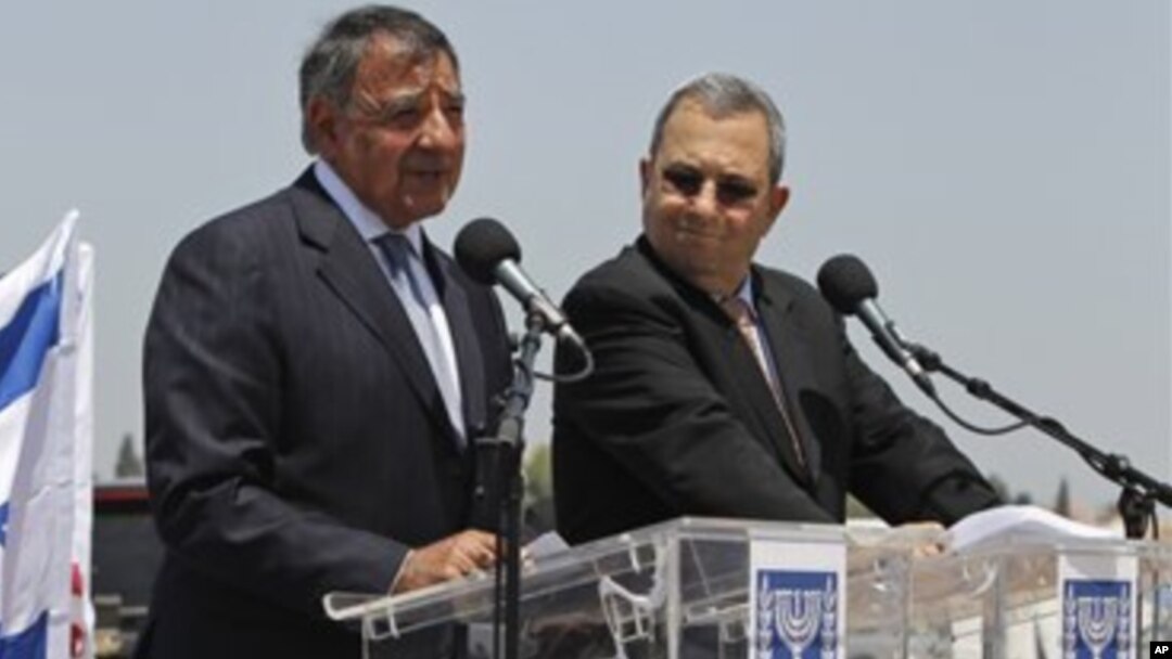 Menhan AS Leon Panetta (kiri) dan Menhan Israel Ehud Barak memberikan konferensi pers bersama saat mengunjungi lokasi pertahanan anti misil 'Iron Dome' di Ashkelon, Israel selatan (1/8). 