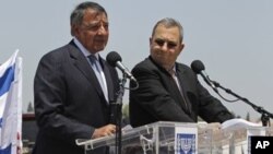 Menhan AS Leon Panetta (kiri) dan Menhan Israel Ehud Barak memberikan konferensi pers bersama saat mengunjungi lokasi pertahanan anti misil 'Iron Dome' di Ashkelon, Israel selatan (1/8). 