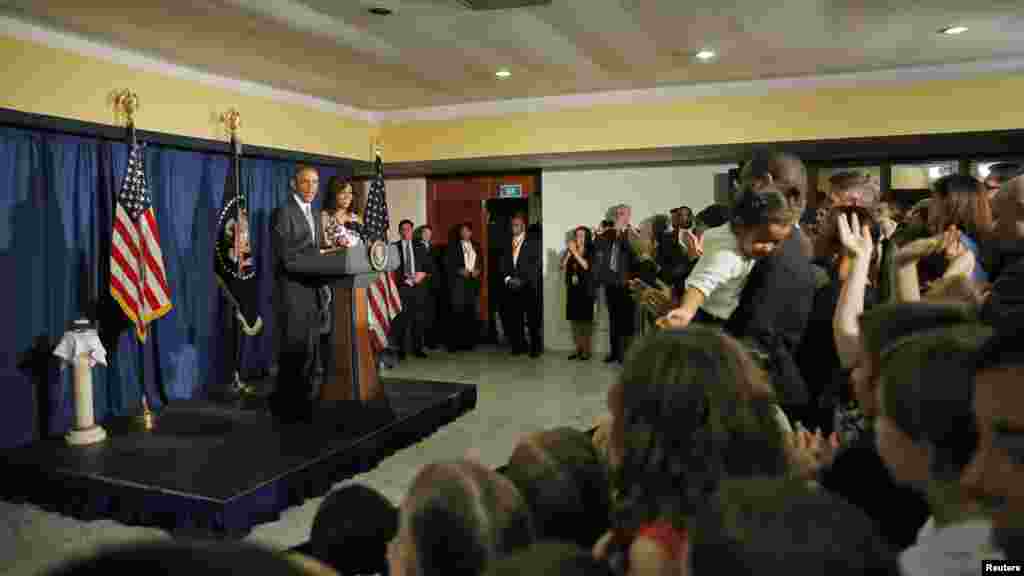 Le president Barack Obama et son épouse Michelle lors d'une conférence de presse à leur arrivée à Cuba, 20 mars 2016.