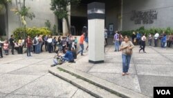 Muchos venezolanos hicieron filas el jueves 12 de diciembre de 2019 en el consulado de República Dominicana en Caracas, Venezuela, para solicitar visa de turismo después que esa nación impuso el requisito.