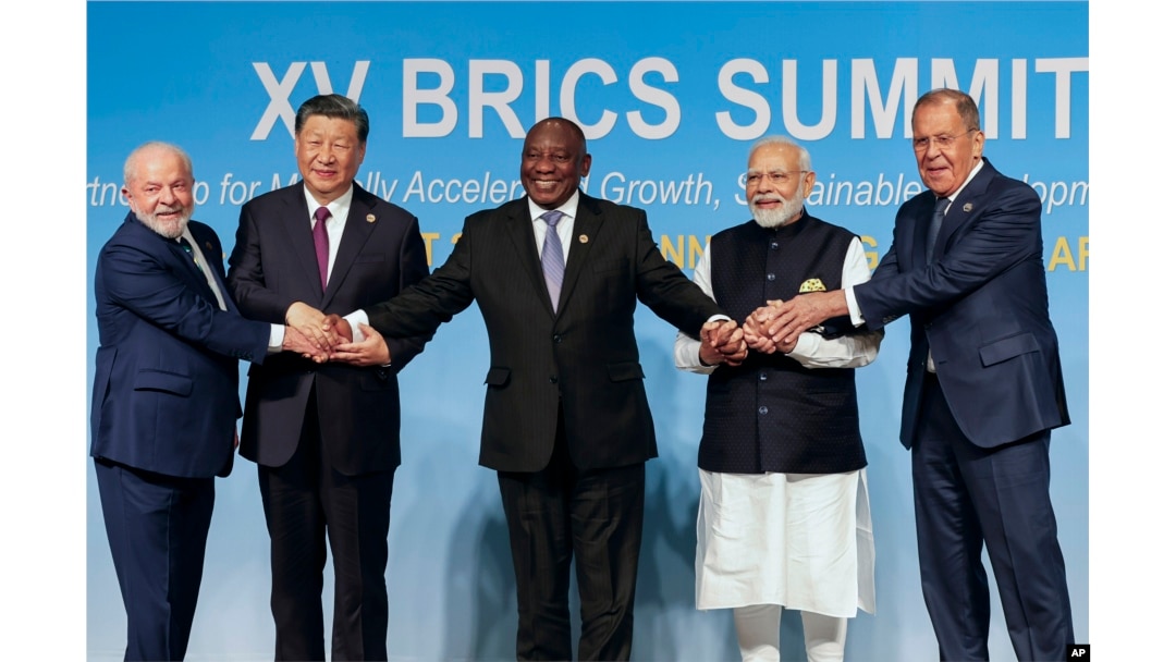 Dari kiri, Presiden Brazil Luiz Inacio Lula da Silva, Presiden China Xi Jinping, Presiden Afrika Selatan Cyril Ramaphosa, Perdana Menteri India Narendra Modi dan Menteri Luar Negeri Rusia Sergei Lavrov pada KTT BRICS 2023 di Sandton Convention Center di Johannesburg, Afrika Selatan, 23 Agustus 2023. (Foto: via AP)