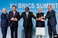 Dari kiri, Presiden Brazil Luiz Inacio Lula da Silva, Presiden China Xi Jinping, Presiden Afrika Selatan Cyril Ramaphosa, Perdana Menteri India Narendra Modi dan Menteri Luar Negeri Rusia Sergei Lavrov pada KTT BRICS 2023 di Sandton Convention Center di Johannesburg, Afrika Selatan, 23 Agustus 2023. (Foto: via AP)