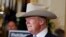 El presidente Donald Trump se prueba un sombrero de vaquero marca Stetson, fabricado en Texas, durante una exhibición en la Casa Blanca en el anuncio de la Semana de productos Hechos en EE.UU. Julio 17 de 2017.