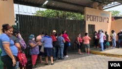 Personas con síntomas de coronavirus hacen fila en un hospital de Managua, Nicaragua.