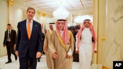 Ngoại trưởng Mỹ John Kerry và Bộ trưởng Ngoại giao Ả rập Xê út Adel al-Jubeir tham dự một cuộc họp của Hội đồng Hợp tác vùng Vịnh ở Riyadh, 23/1/2016.
