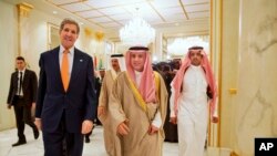 Le secrétaire d'Etat américain John Kerry et le m inistre saodien des Affaires étrangères, Adel al-Jubeir (au centre) à Riyadh (Janvier 2016)