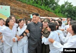 លោក Kim Jong-un ធ្វើ​ទស្សនកិច្ច​ទៅ​កសិដ្ឋាន​ផ្សិត​នៅ​ក្នុង​រូបភាព​ចេញ​ផ្សាយ​ដោយ​ភ្នាក់ងារ​សារព័ត៌មាន​របស់​កូរ៉េ​ខាង​ជើង​នៅ​ក្នុង​ក្រុង​ព្យុងយ៉ាង​ កាលពី​ថ្ងៃទី១៦ ខែកក្កដា ឆ្នាំ២០១៣។