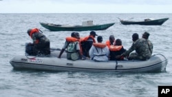 Les gardes-côtes camerounais dans un bateau de sauvetage militaire à Kribi, Cameroun, le 26 mars 2006.