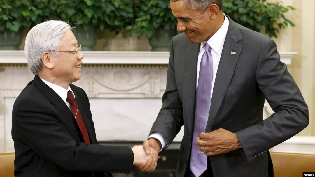 Tổng thống Obama bắt tay với Tổng bí thư Nguyễn Phú Trọng sau cuộc gặp tại Phòng Bầu dục ở Washington hôm 7/7/2015.