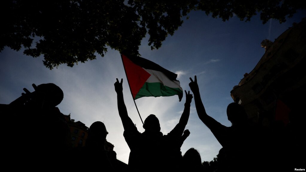 Pjesëmarrës të protestës pro-palestineze para zyres së BE-së në Barcelonë, më 27 maj, 2024/Reuters