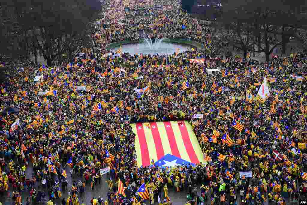 طرفداران استقلال کتالونیای اسپانیا با حمل پرچم این منطقه تظاهرات بزرگی در بروکسل برگزار کردند.
