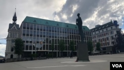 Se esperaba que las negociaciones tuvieran lugar en el Ministerio de Relaciones Exteriores de Noruega, pero al parecer cambiaron repentinamente de lugar. 