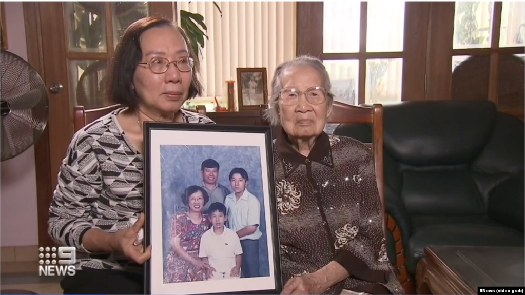 Gia đình ông Châu Văn Khảm, trong tấm ảnh chụp từ video của 9News, đang kêu gọi Thủ tướng Úc Scott Morrison và chính phủ của ông can thiệp để đòi tự do cho ông, hiện đang thụ án 12 năm tù ở Việt Nam. 