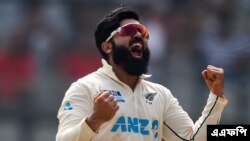 মুম্বাইয়ের ওয়াংখেড়ে স্টেডিয়ামে ভারত ও নিউজিল্যান্ডের মধ্যে দ্বিতীয় টেস্ট ক্রিকেট ম্যাচের দ্বিতীয় দিনে ভারতের মোহাম্মদ সিরাজের উইকেট নেয়ার পর নিউজিল্যান্ডের আজাজ প্যাটেল তার সতীর্থদের সঙ্গে উদযাপন করছেন। (ছবি-এএফপি/পুনিত পরাঞ্জপে) 