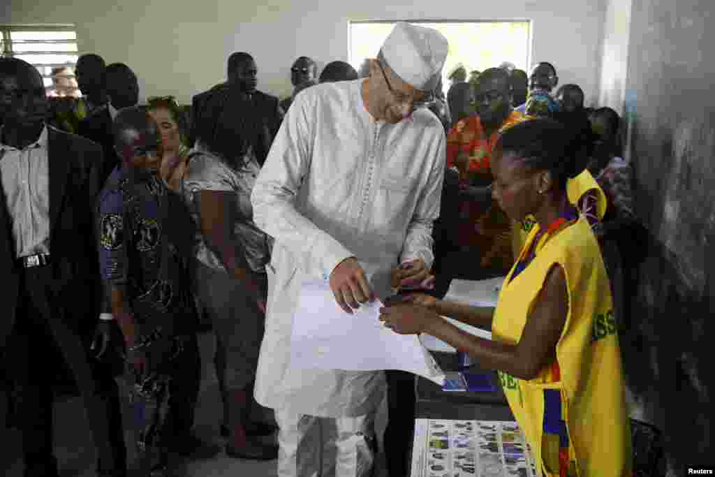 Lionel Zinsou, le Premier ministre du Bénin et candidat à cette présidentielle, arrive pour voter dans un bureau de Cotonou, le 6 mars 2016. (REUTERS/Akintunde Akinleye)