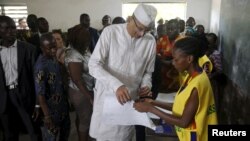 Lionel Zinsou, le Premier ministre du Bénin et candidat à cette présidentielle, arrive pour voter dans un bureau de Cotonou, le 6 mars 2016. (REUTERS/Akintunde Akinleye)