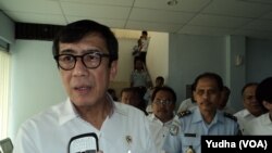 Menteri Hukum dan HAM, Yasona Laoly, mengunjungi kantor Imigrasi Surakarta, 31 Maret 2015 (Foto:VOA/Yudha)