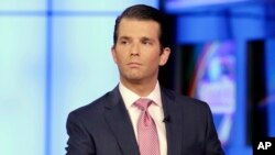 Donald Trump Jr. saat diwawancarai oleh pembawa acara Sean Hannity dalam program televisi Fox News Channel, 11 Juli 2017. (Foto: dok).