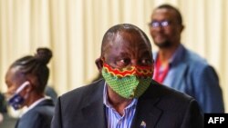 Cyril Ramaphosa, président ya Afrique du Sud (Afrika ya Ngele) azipi zolo na masque na Johannesburg, 24 avril 2020.