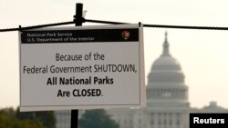 Un rótulo en la alameda nacional advierte que todos los parques nacionales en Estados Unidos están cerrados por la parálisis gubernamental.