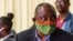 Cyril Ramaphosa, président ya Afrique du Sud (Afrika ya Ngele) azipi zolo na masque na Johannesburg, 24 avril 2020.
