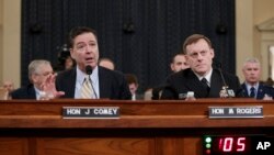 جیمز کومی مدیر اف.بی.آی در کنار مایکل راجرز مدیر آژانس امنیت ملی آمریکا در کمیته مجلس نمایندگان آمریکا حاضر شدند. 