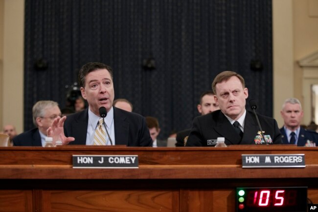 El director del FBI, James Comey, izquierda, y el director de la Agencia Nacional de Inteligencia (NSA) Michael Rogers, derecha, testifican en el Congreso, marzo 20, 2017, ante la Comisión de Inteligencia de la Cámara de Representantes