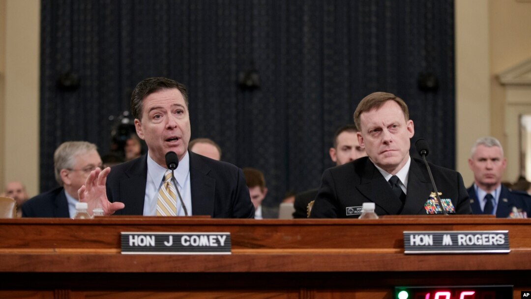 미국 연방수사국(FBI)의 제임스 코미 FBI 국장이 20일 하원 정보위운회가 개최한 청문회에서 증언하고 있다.
오른쪽은 마이클 로저스 미 국가안보국(NSA) 국장.