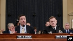 Giám đốc FBI, James Comey, bên trái, cùng với Giám đốc Cơ quan An ninh Quốc gia Michael Rogers điều trần tại Quốc hội ngày 20/3/17