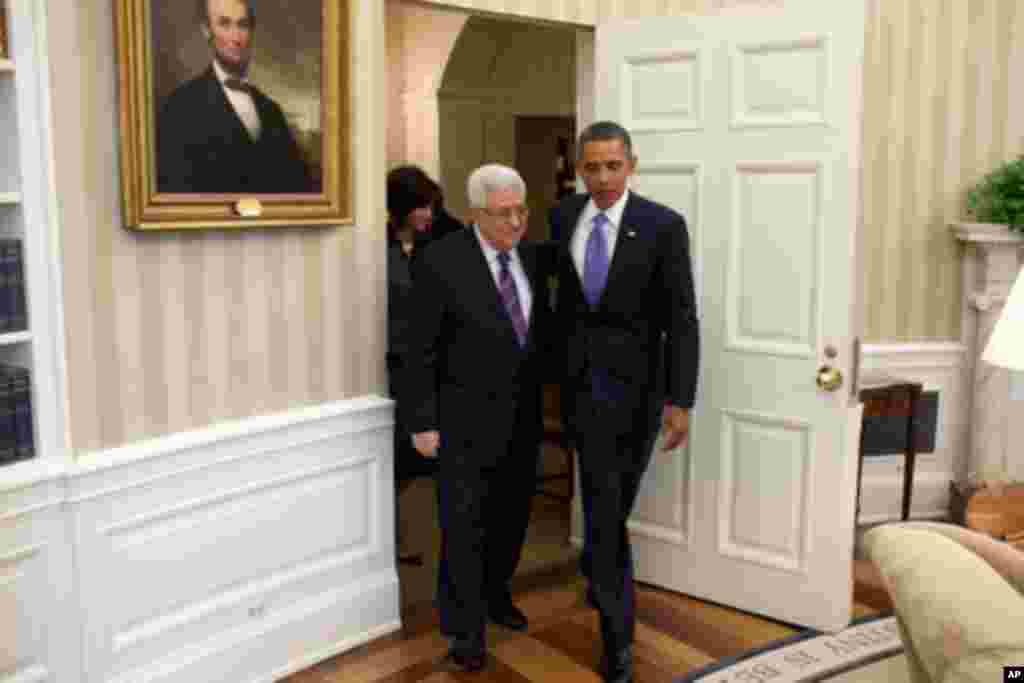 奥巴马总统欢迎巴勒斯坦民族权力机构主席阿巴斯来到椭圆形总统办公室(9月1日)