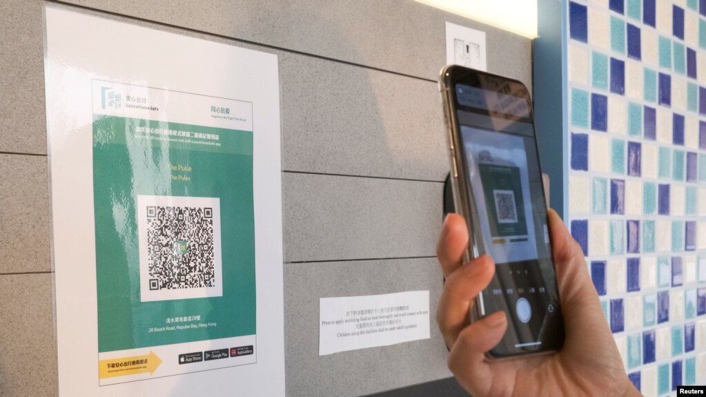 在新冠病毒爆发后，香港一家购物中心张贴了“安心出行“追踪应用程序的二维码 （路透社照片） (photo:VOA)