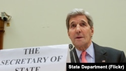 រដ្ឋ​មន្រ្តី​ការបរទេស​សហរដ្ឋ​អាមេរិក John Kerry ធ្វើ​សាក្ខីកម្ម​ទៅ​លើ​កិច្ច​ព្រមព្រៀង​នុយក្លេអ៊ែរ​អ៊ីរ៉ង់​ នៅ​ពី​មុខ​គណៈកម្មាធិការ​កិច្ចការ​បរទេស​របស់​សភា​នៅ​ក្នុង​រដ្ឋធានី​វ៉ាស៊ីនតោន កាលពី​ថ្ងៃទី២៨ ខែកក្កដា ឆ្នាំ២០១៥។