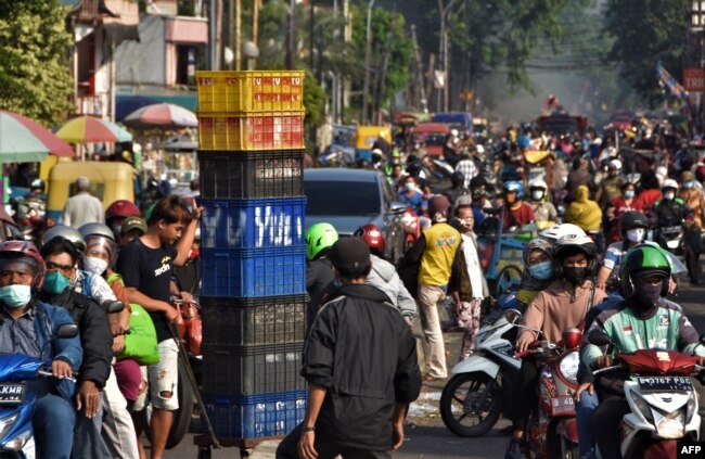 Suasana di sebuah pasar di Bekasi, saat diberlakukannya PPKM, 11 Agustus 2021. (Foto oleh Rezas/AFP)