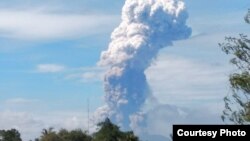 Gunung Soputan yang terletak Minahasa, Sulawesi Utara, Rabu pagi (3/10) meletus (foto: BNPB). 