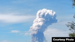 Gunung Soputan yang terletak Minahasa, Sulawesi Utara, Rabu pagi (3/10) meletus (foto: BNPB). 