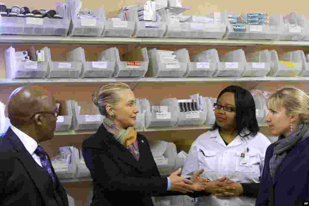 South Africa&#39;s Health Minister Aaron Motsoaledi, left, and Hillary Clinton visit the Delft South Clinic in Delft South, a suburb of Cape Town, South Africa, August 8, 2012.