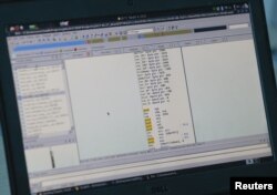 해킹 공격에 이용되는 악성코드를 띄워놓은 노트북 컴퓨터 화면.