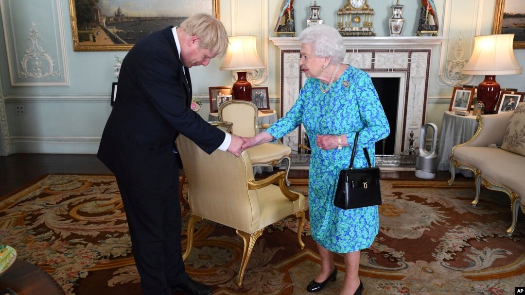 PM Inggris Boris Johnson saat bertemu Ratu Inggris Elizabeth II di London, 24 Juli 2019 (foto: dok). 