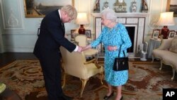 PM Inggris Boris Johnson saat bertemu Ratu Inggris Elizabeth II di London, 24 Juli 2019 (foto: dok). 