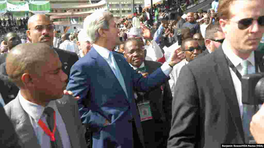 Waziri wa mambo ya nje wa Marekani, John Kerry, katika sherehe za kuapishwa kwa Buhari Nigeria.