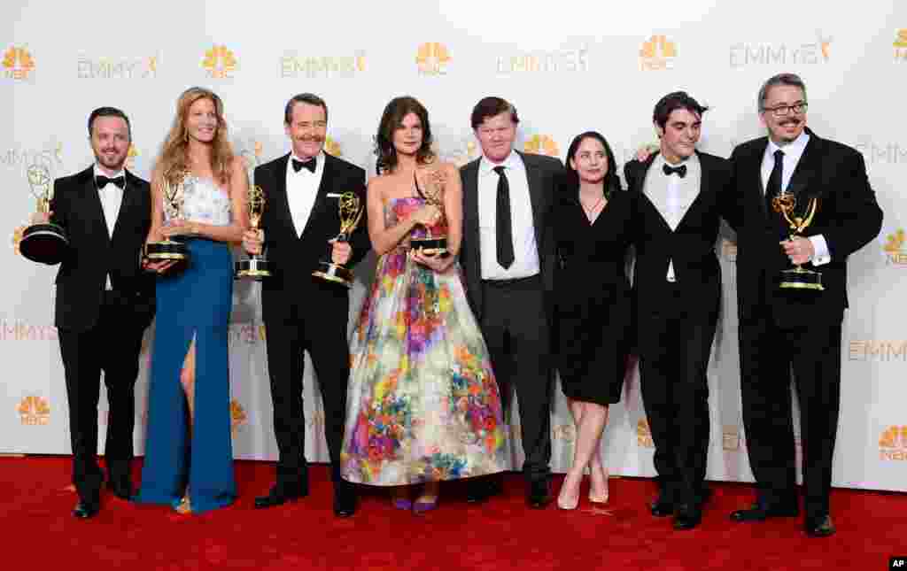 (from left) Aaron Paul, Anna Gunn, Bryan Cranston, Betsy Brandt, Jesse Plemons, Laura Fraser, RJ Mitte and Vince Gilligan pose in the press room with the award for outstanding drama series for &quot;Breaking Bad&quot; at the 66th Annual Primetime Emmy Awards at at the Nokia Theater in Los Angeles, Aug. 25, 2014.