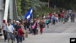 洪都拉斯移民穿過危地馬拉向美國前進。 （2018年10月16日）