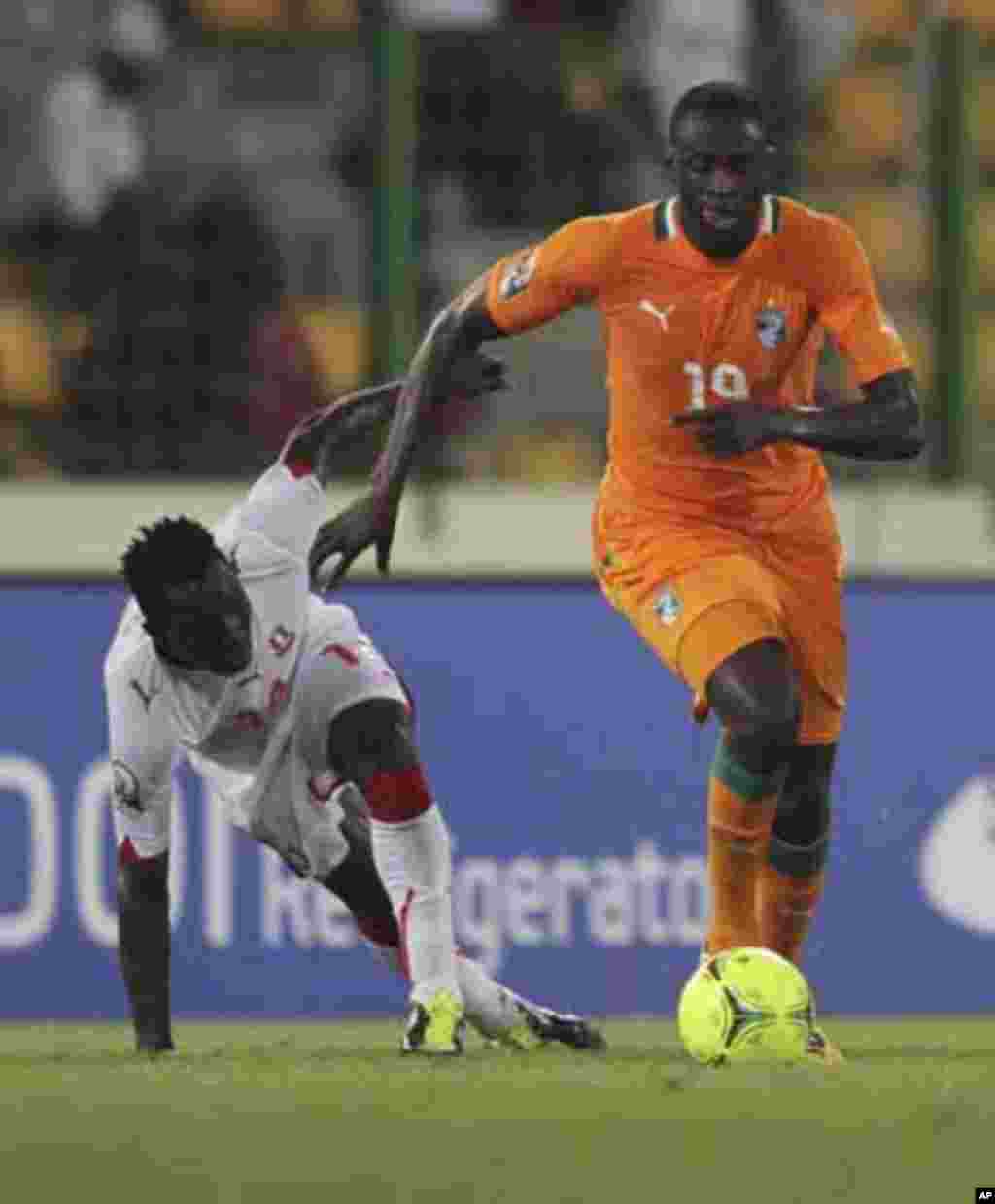 Yaya Toure (R) of Ivory Coast fights for the ball with Ben Konate of Equatorial Guinea during their quarter-final match at the African Nations Cup soccer tournament in Malabo February 4, 2012.